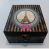 Bonita caja de madera decorada con Torre Eiffel.